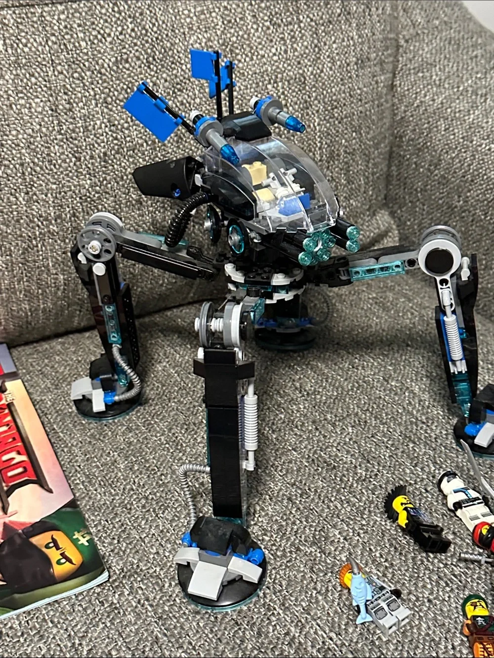Lego Ninjago Blue and Black Spider Mech with Multiple Minifigures